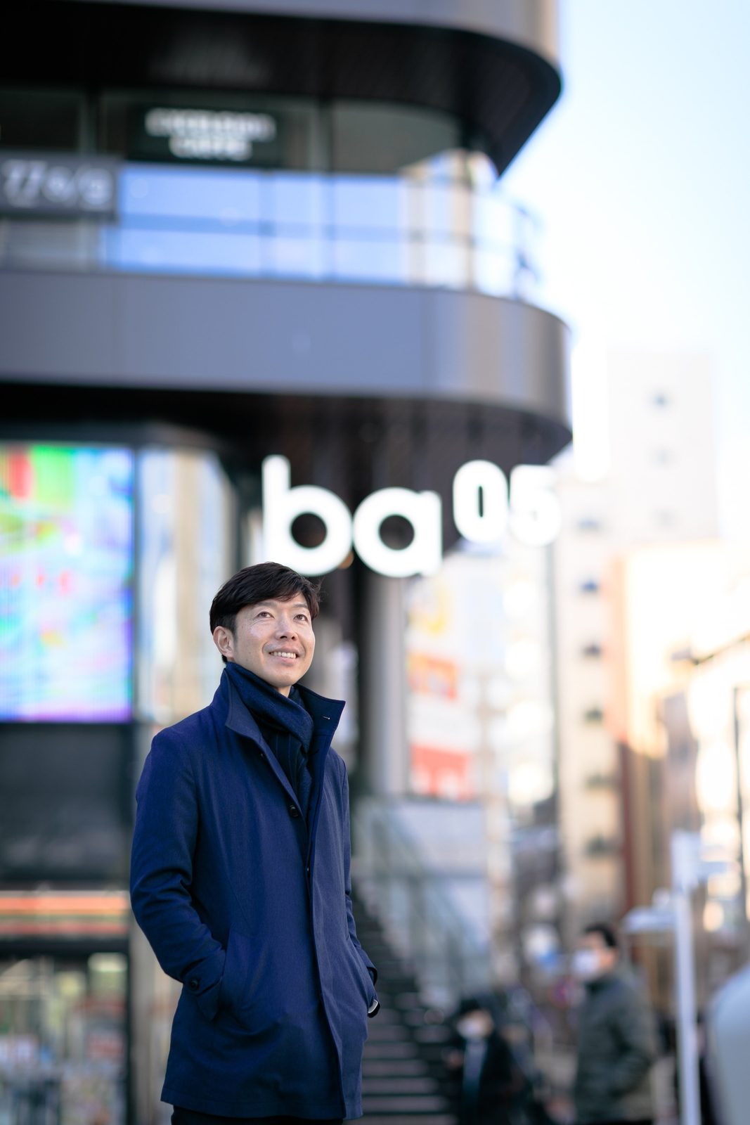 本社の入ったba05ビル前にて。極寒の中、未来を見つめています笑