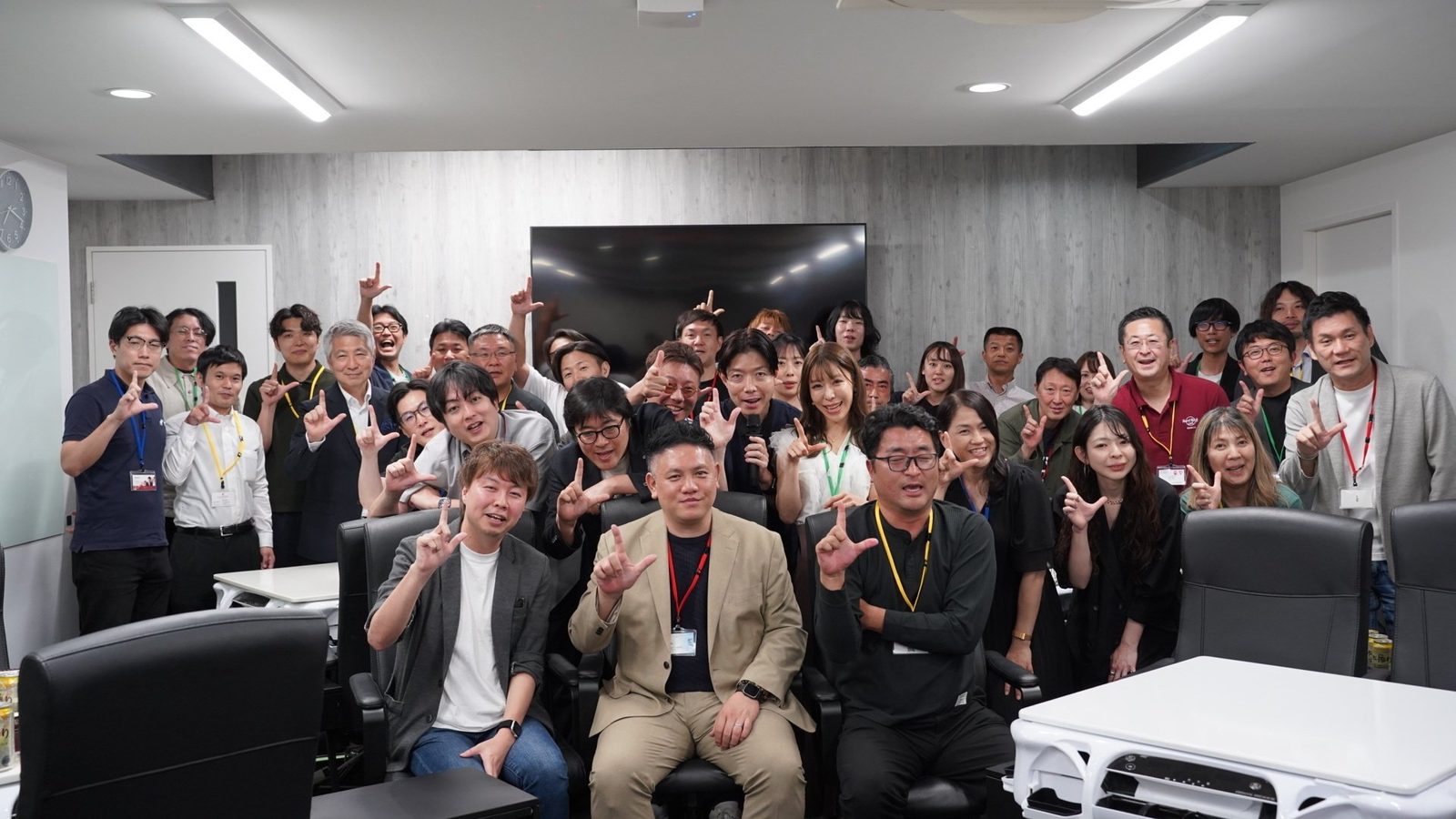 バレーナの「L」ポーズで集合写真！