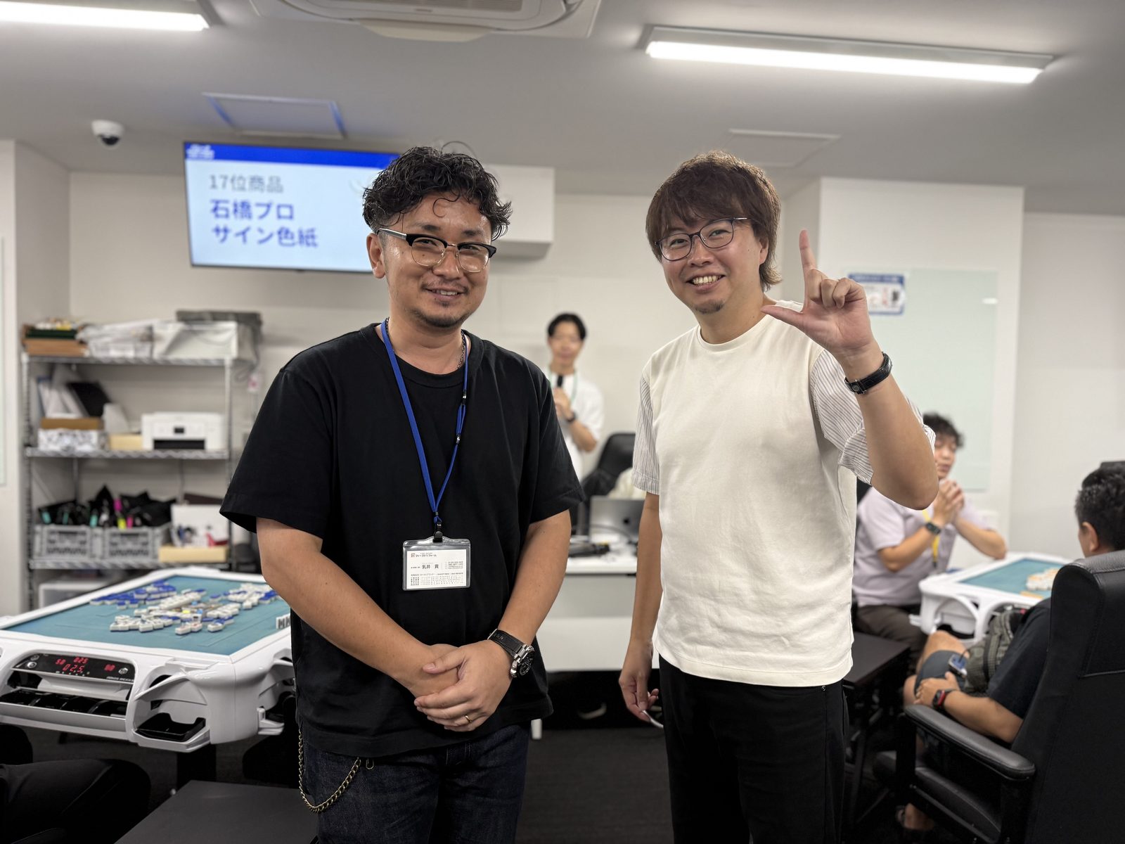 石橋伸洋プロは1484の合計という事で17位の有限会社ファーストプランナー乳井貢様にサイン色紙当選です!