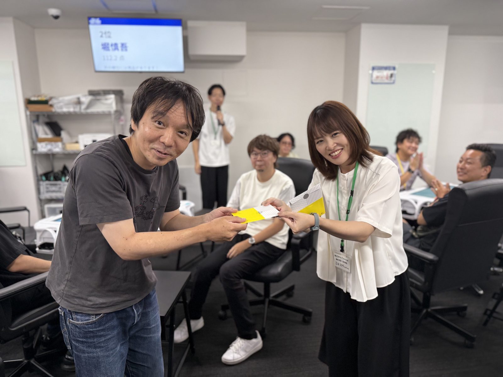 個人準優勝の堀慎吾プロにも賞品贈呈です!