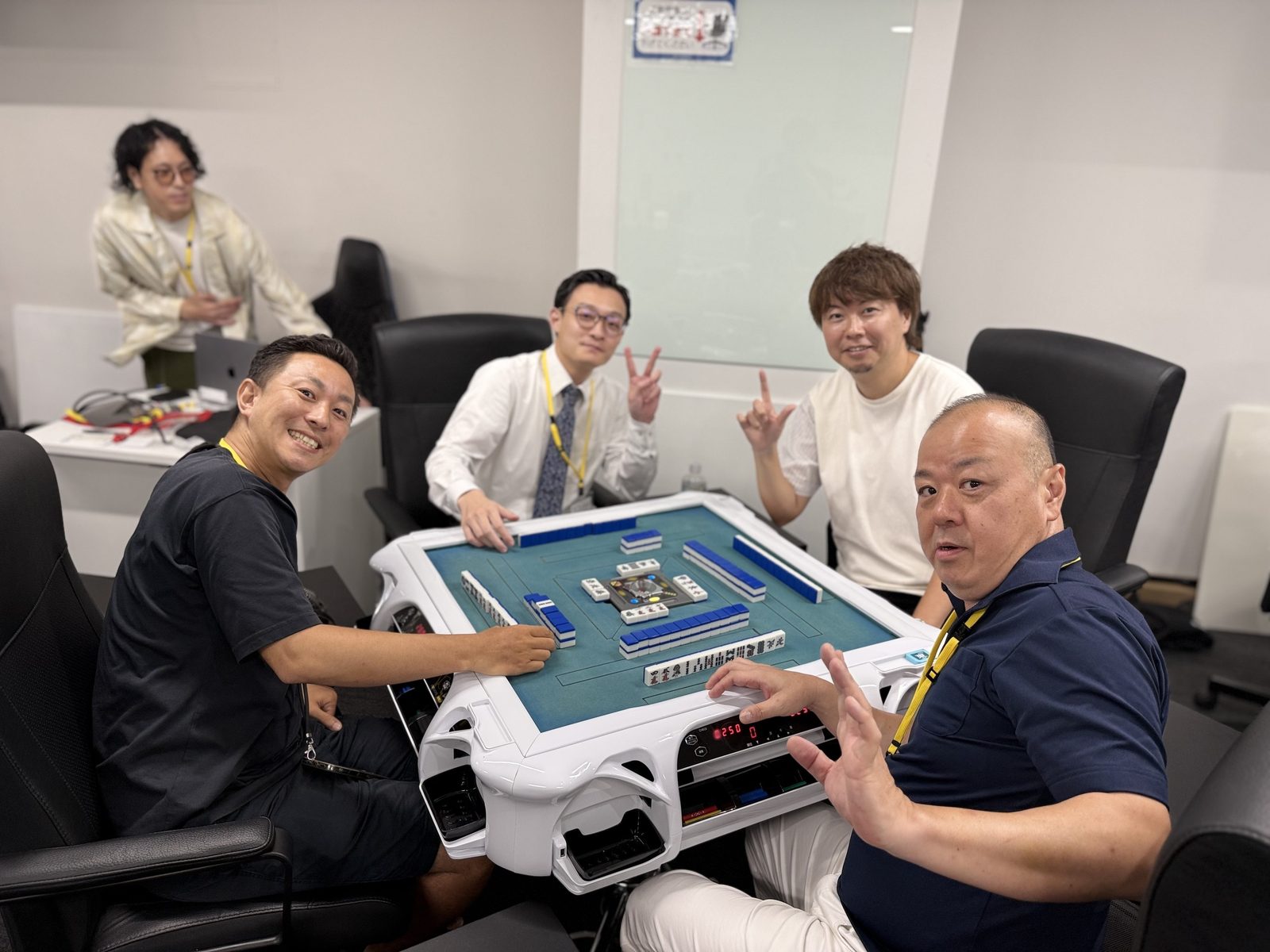 優勝チームはプロと同卓できます!
