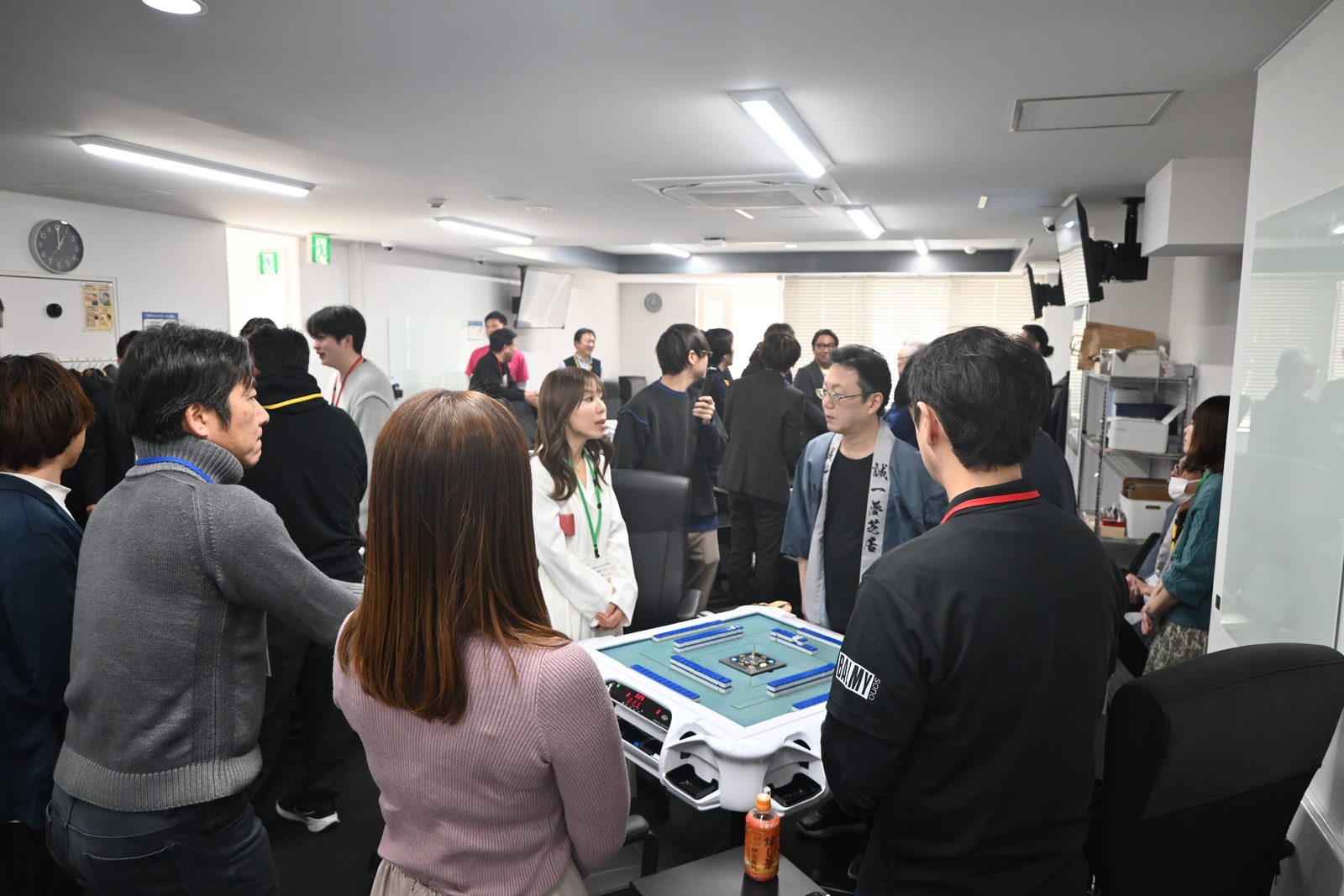 真剣な表情で作戦会議中の近藤誠一プロチーム！